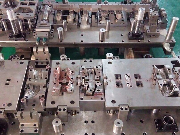 Multi-station Continuous Stamping Die